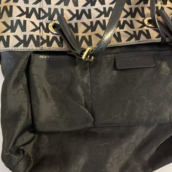 MICHAEL KORS JET SET BEIGE/BLACK SIGNATURE CANVAS AND LEATHER LOGO TOTE BAG - Picture 11 of 12